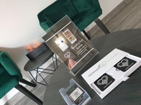 Akhira Pompes Funèbres en collaboration avec Dernier instant. La plaque commémorative Dernier Instant vous permet de garder vivants les souvenirs de ceux qui vous sont chers. En un simple scan, vous pouvez afficher un profil personnalisé, comprenant des ph